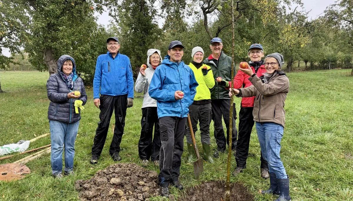 © Anne Hahnenstein / Gruppenbild beim Pflanzloch 