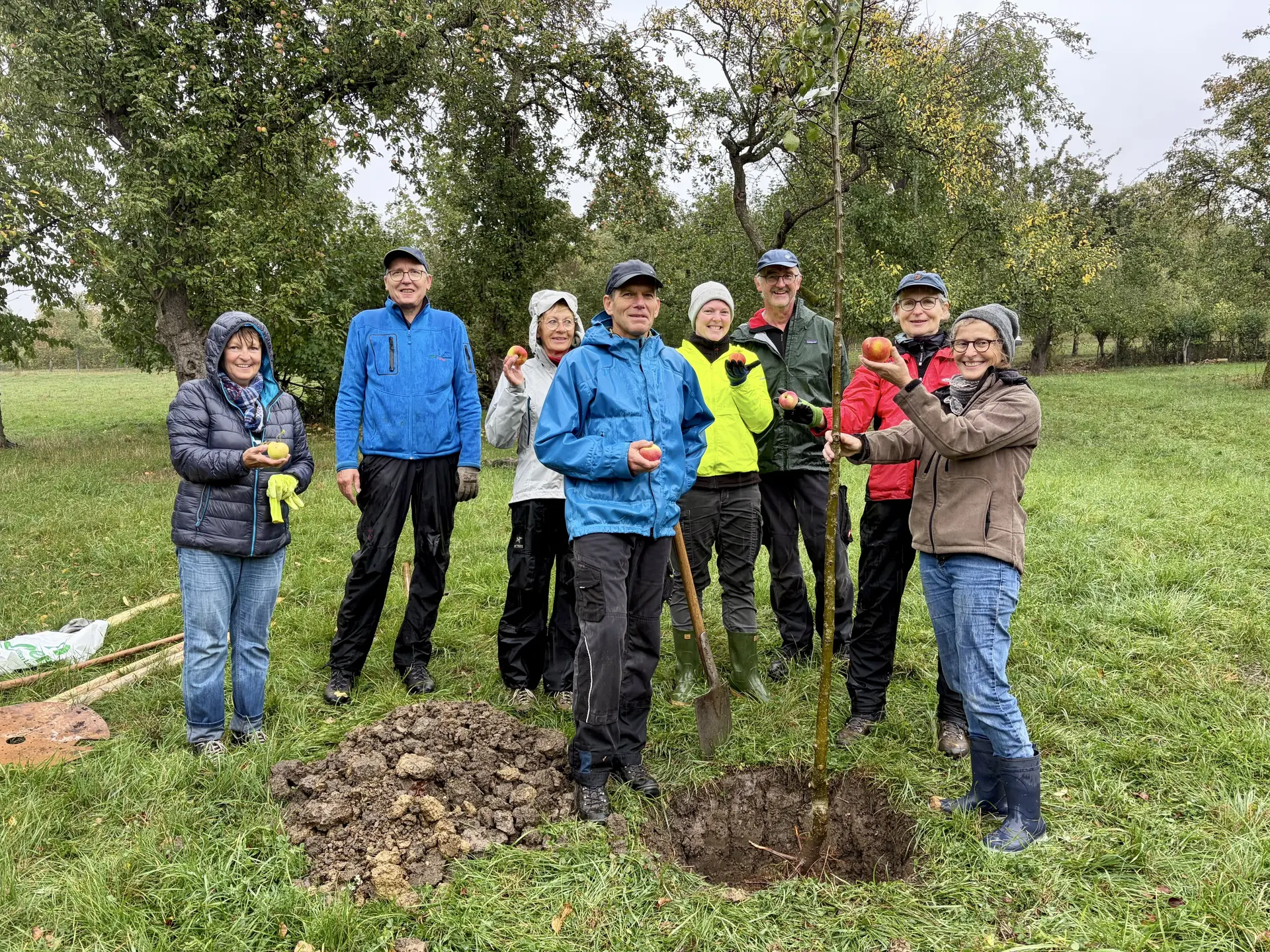 © Anne Hahnenstein / Gruppenbild beim Pflanzloch 