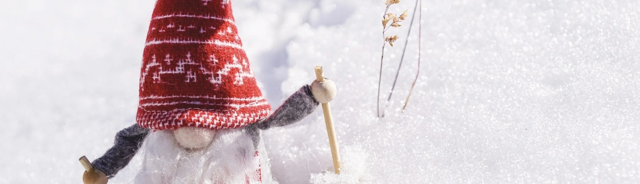 Kleine Weihnachtsfigur, die Ski fährt | © pixabay