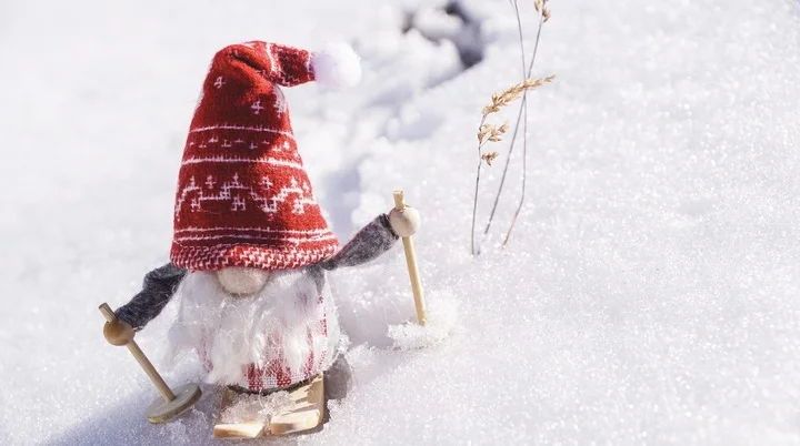 Kleine Weihnachtsfigur, die Ski fährt | © pixabay