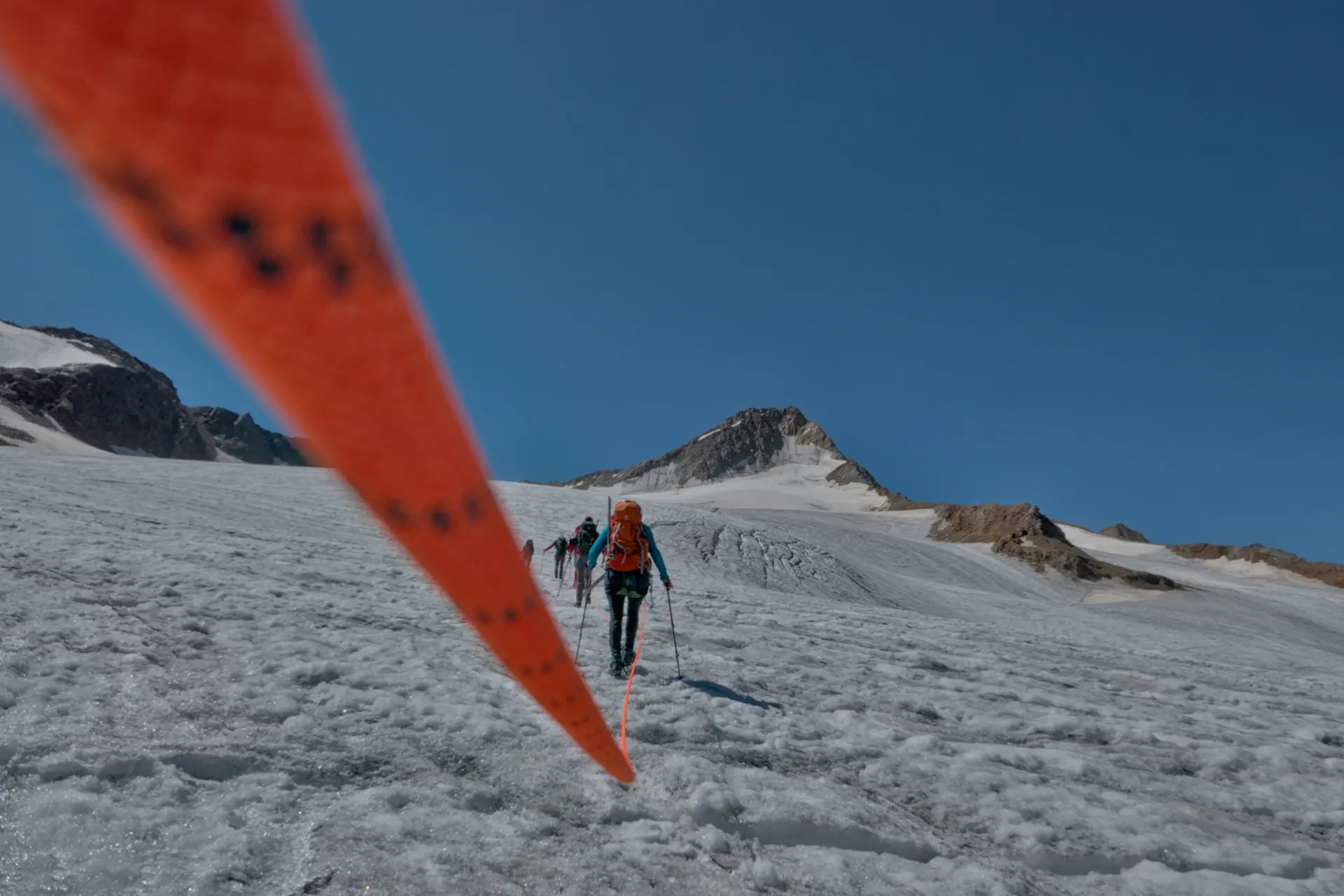 Gruppe überquert bei einer Hochtouren einen Gletscher am Seil. | © Alexander Schmid