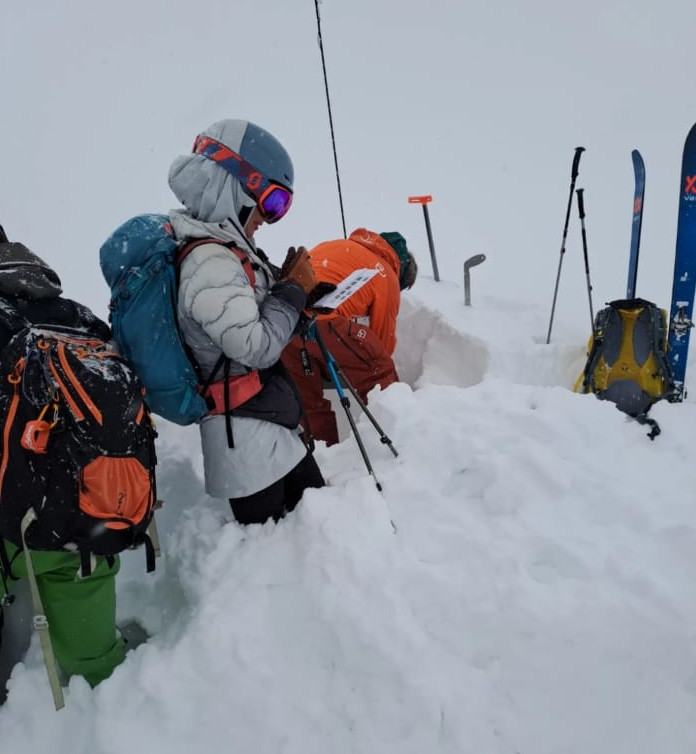 Beim Graben von Schneeprofilen