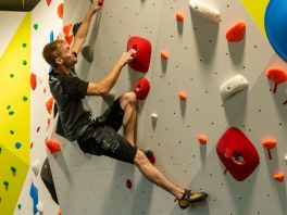 KLETTER- UND BOULDERHALLE