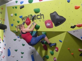 KLETTER- UND BOULDERHALLE