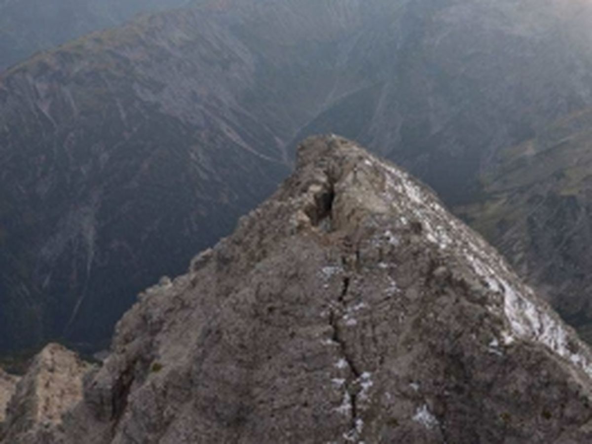 Gipfelbereich und die durchgreifende Ostspalte | Gutachten Landesgeologie Tirol, 25.09.2014