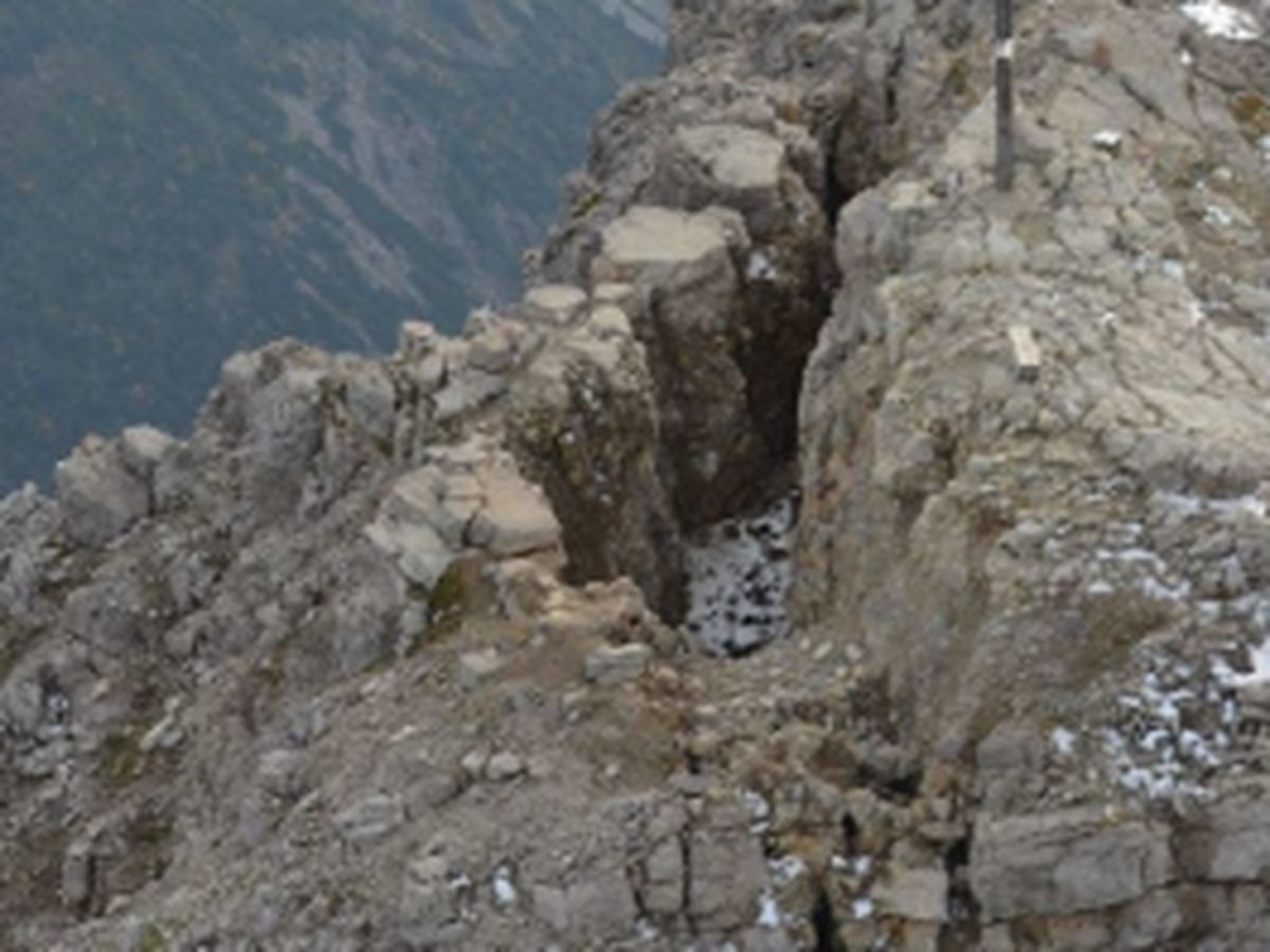 Setzungen der Lockermaterialfüllung und Materialbrücken der Ostspalte | Gutachten Landesgeologie Tirol, 25.09.2014